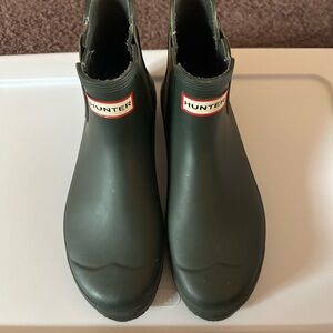 Hunter Chelsea boots.  SZ 10. Hunter Green. EUC